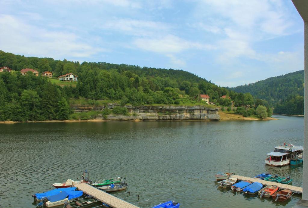 Hotel Les Rives Du Doubs Les Brenets ห้อง รูปภาพ